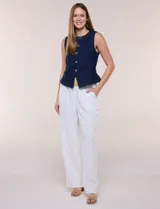 Chaleco de denim azul con silueta entallada, escote redondo cerrado, hilera de botones metálicos frontales y costuras anatómicas.