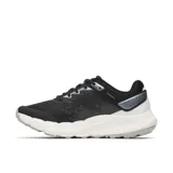 Championes de trail running Merrell modelo Antora 4, color negro con detalles en blanco y gris. Presentan una parte superior de malla transpirable con refuerzos de TPU, entresuela de espuma FloatPro para mayor amortiguación y suela de goma Quantum Grip para un agarre superior en terrenos irregulares.