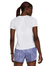 Remera deportiva de manga corta Under Armour, confeccionada en tejido técnico ligero y transpirable con tecnología de secado rápido. Presenta un diseño de cuello redondo y corte clásico, con el logo de la marca sutilmente aplicado en el frente inferior.