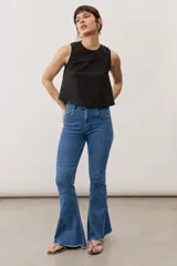 Jean oxford de tiro alto en color azul, con cortes horizontales y diagonales en las rodillas y detalles desflecados en el ruedo.