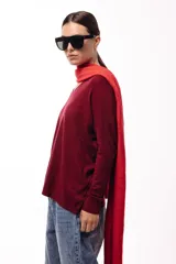 Sweater de punto color manteca con cuello en V, mangas largas con puños acanalados y diseño de silueta relajada.
