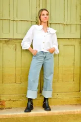 Bota corta negra de cuero, con caña media, hebilla lateral y suela track.