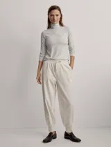 Pantalón jogger de sarga color beige, con cintura elástica ajustable con cordón y puños elásticos en los tobillos.