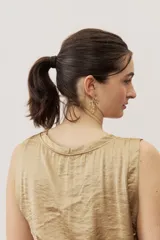 Vestido largo dorado de corte recto y holgado, sin mangas y con escote redondo.