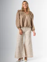 Pantalón palazzo de tiro alto, color beige con estampado de cachemir en blanco.