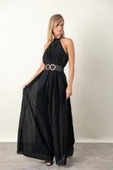 Enterito largo de lurex plisado color negro, con escote halter y corte amplio en las piernas. Incluye un cinturón metálico decorativo en la cintura.