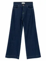 Pantalón jean azul oscuro de tiro alto y corte wide leg, con diseño clásico de cinco bolsillos y costuras en tono tostado.