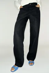 Jeans Z1975 de tiro bajo y pernera recta, con diseño de cinco bolsillos y cierre frontal con cremallera y botón, en tono azul desgastado.