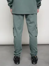 Pantalón cargo gris melange de algodón, poliéster y elastano, con bolsillos laterales tipo parche en las piernas y puños ajustados en los tobillos.