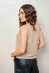Musculosa básica de punto con hilo de lurex, color beige, de corte recto y escote redondo.
