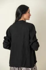 Blazer celeste de lino con corte recto, cuello mao y aplique desflecado en cuello y ruedo.