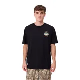 Remera de corte holgado color negro, con cuello redondo y manga corta. Presenta un pequeño estampado en el pecho con la inscripción 'Rusty Crew' y una ilustración de una camioneta tipo van, además de una etiqueta decorativa en el ruedo inferior.