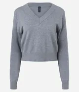 Suéter de punto gris con escote en V estructurado, mangas largas y puños ajustados. Presenta un corte regular y diseño minimalista.