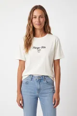 Remera color blanco off-white, de manga corta y corte clásico, con estampa frontal con la inscripción "Marga-Rita" y un pequeño vaso de cóctel.