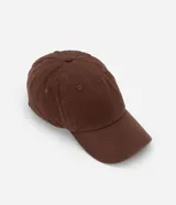 Gorro tipo gorra de béisbol color rosado, con visera curva y diseño liso.