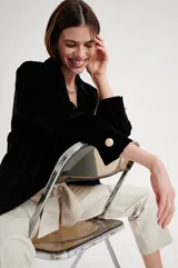 Pantalón de cuero color beige, de corte recto, con cintura alta y lazo para ajustar.