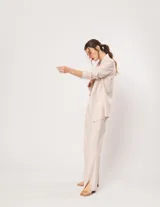 Pantalón negro de lino, tiro alto, corte palazo, con elástico en la pretina trasera, cierre delantero y broche interno. Tiene bolsillos laterales, dobladillo invisible y tajos a los costados.