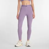 Calza deportiva New Balance de tiro alto, color lila, con banda elástica en la cintura que presenta el logo de la marca. Confeccionada en tejido elástico de alta intensidad.