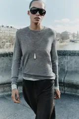Jersey de punto de cashmere extrafino, color gris, con cuello redondo y manga larga. Diseño básico de corte clásico.