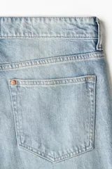 Jean de cinco bolsillos en denim de algodón con lavado claro y leve efecto desteñido. Modelo de cintura clásica, con cierre frontal y corte recto de pierna holgada.