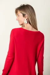 Buzo largo de punto color blanco, con cuello redondo, bolsillos delanteros y aberturas laterales.