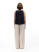 Musculosa de lino con cuello redondo, diseño holgado y laterales abiertos unidos por tres tiras horizontales.