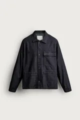 Sobrecamisa de corte relajado confeccionada en denim de algodón color azul oscuro. Presenta cuello solapa, manga larga, cierre frontal con botones y bolsillos plastrón en el delantero.