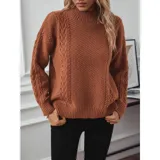 Sweater de punto color marrón con diseño de trenzas y textura en relieve. Presenta cuello alto, mangas largas y puños acanalados.