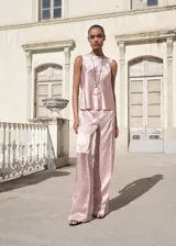 Blusa sin mangas de cuello redondo, confeccionada en tejido satinado con efecto arrugado y diseño recto.