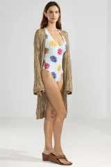 Cardigan largo de tejido de punto calado color dorado.