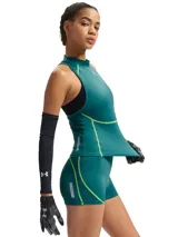 Musculosa deportiva Under Armour de cuello alto, diseñada con tecnología HeatGear y fibras NEOLAST para mayor elasticidad y transpirabilidad. Presenta costuras reforzadas en color verde lima contrastante y un ajuste ceñido al cuerpo.