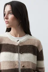 Cardigan de tejido suave con diseño de rayas horizontales en tonos marrones y beige, con cuello redondo y cierre frontal de botones.