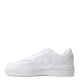 Championes New Balance modelo 80 Court, de diseño urbano inspirado en el básquetbol, completamente blancos con logo lateral característico y puntera perforada.
