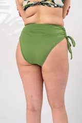 Bombacha de bikini verde oliva, de tiro alto con frunce regulable en los costados.