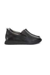 Zapatillas slip-on de cuero negro con textura sutil símil piel de reptil, inserciones elásticas laterales y suela flexible.