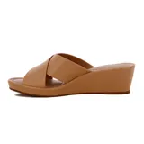 Sandalia tipo mule de plataforma corrida (wedge), color negro, con tiras anchas cruzadas sobre el empeine. Presenta un pequeño detalle metálico dorado en el lateral de la tira superior.