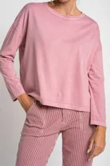 Remera color verde oliva de algodón peinado, corte oversize y mangas largas.