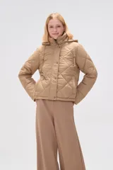 Campera acolchada de color negro con diseño de rombos, manga larga, capucha ajustable con cordones y cierre frontal con botones a presión.