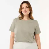 Camiseta de manga corta en color verde oliva, con cuello redondo y corte clásico.