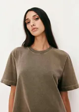 Vestido corto marrón de corte recto y manga corta.