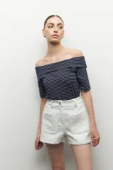 Short blanco de tweed de tiro alto con elástico en la cintura y dos bolsillos frontales.