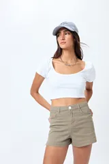 Short blanco de algodón con elastano, calce medio, bolsillos funcionales y tajos pequeños en el ruedo.