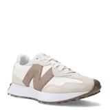 Championes urbanos New Balance modelo 327, en combinación de tonos blanco y marrón, confeccionados en materiales sintéticos y gamuza, con suela de goma con tapones y la característica letra "N" sobredimensionada en el lateral.