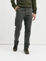 Pantalón de corte clásico confeccionado en sarga de algodón con elastano. Presenta bolsillos delanteros inclinados y bolsillos traseros de ribete.