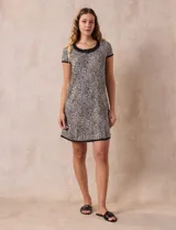 Camisón corto de tejido suave estampado con diseño animal print, marca René Rofé. Tiene escote redondo con aplique de moña y mangas cortas con ribete negro.