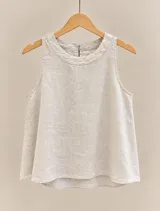 Musculosa de lino color beige, con escote redondo y silueta suelta.