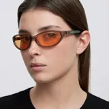 Lentes de sol con armazón cat-eye envolvente de color camel y cristales naranjas.