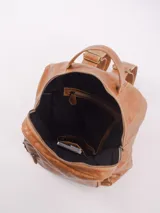 Mochila de cuero natural color negro, con diseño clásico y refinado. Cuenta con un compartimento principal con cierre, un bolsillo frontal con cierre y un asa superior. Presenta el logo de la marca grabado en la parte frontal.
