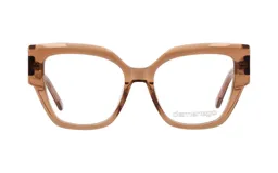 Armazón de acetato color marrón claro, con forma de ojo de gato.