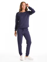 Conjunto de dos piezas compuesto por un buzo de escote redondo con pespunte central y un pantalón tipo jogger de pierna slim con cintura elástica, lazo de ajuste y pespunte frontal.